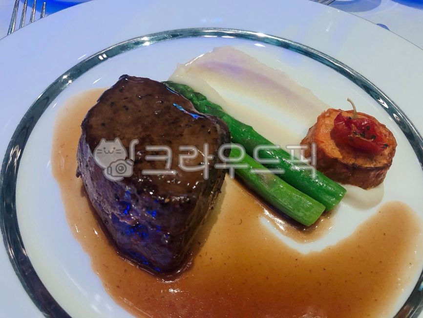 steak,beaf,beef,thick meat,dinner,food,stake,meal,hotel food,thick steak,meat,asparagus