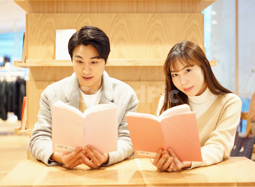 커플,연인,데이트,남녀,couple,독서,책,book,연애,사람,인물,인간,human,person,연인,커플,사랑,lover,couple
