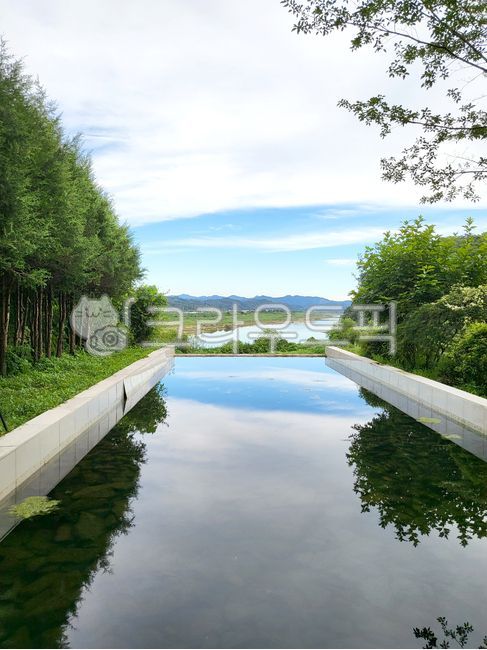sky,pond,blue sky,garden landscaping,reflection,tree,Sky reflection shot,water,cloud,water reflection,outdoors,garden,canal