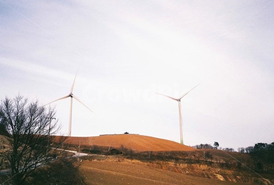 풍력발전기,풍력발전소,풍력발전,풍력,친환경,친환경에너지,필름사진,필름카메라,필름,필름감성,기계,machine,engine,엔진,motor,모터,언덕,바람
