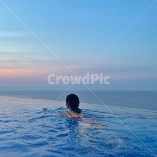 수영장,수영,바다,수영하는여자,수영하는사람,노을,해질녘,선셋,수영하는모습,힐링,여행,인피니티풀,여행,휴가,traveling,vacation,trip
