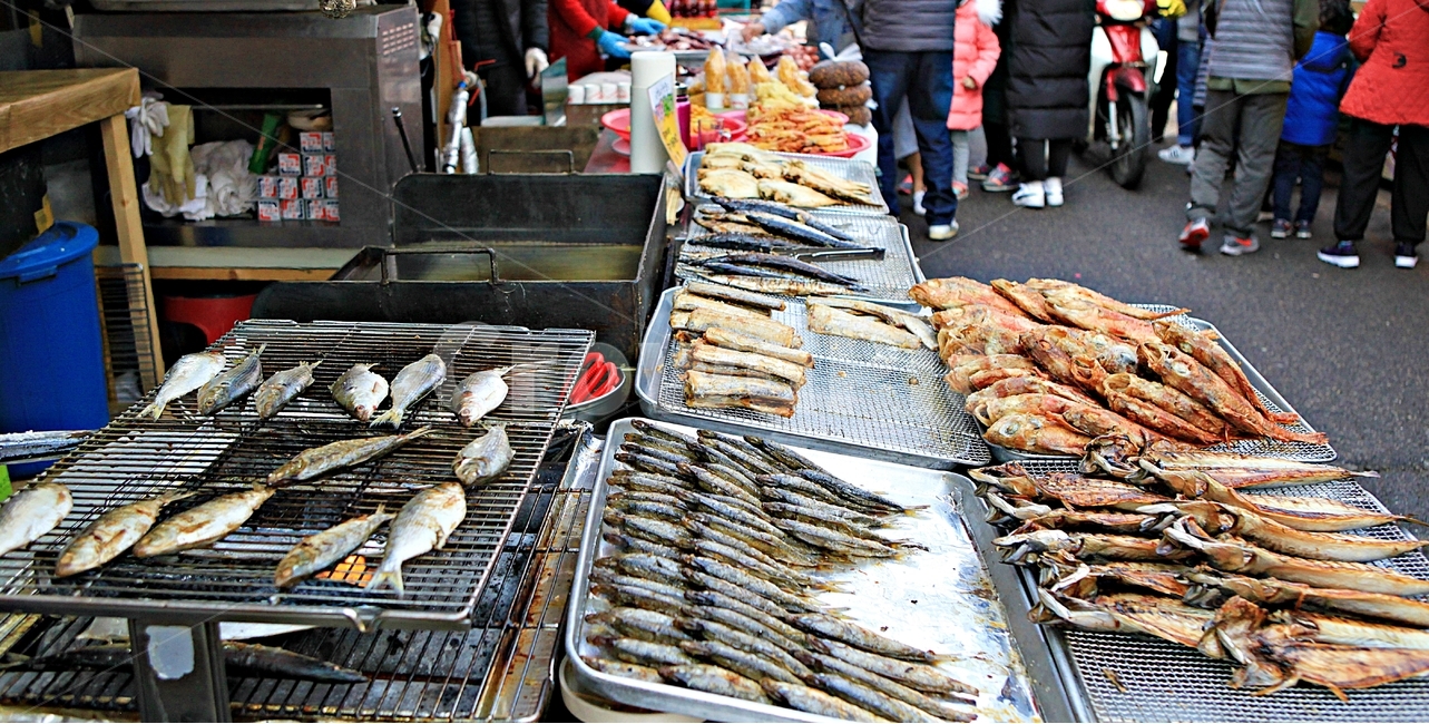 생선구이,생선,물고기,구이,풍경,배경,자연,시장,마트,마켓,market,mart,market place,사람들,대중,군중,other people,crowd,음식,식재료,요리,food,cook,meal,dishes,food reserves,수산물,해산물,fishery products,seafood