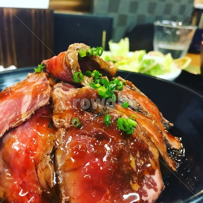 스테이크덮밥,윤기,덮밥,밥,고기