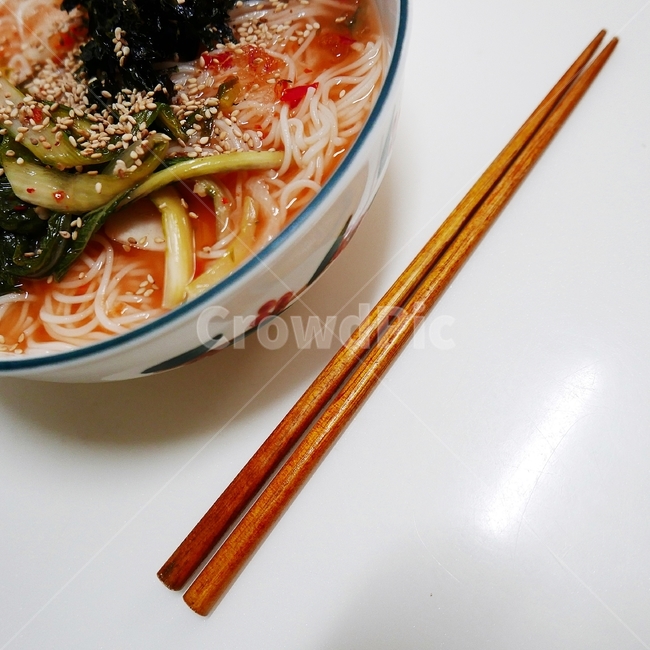 김치말이국수,김치국수,물국수,국수,김치말이,김치국물,한그릇,맛있다,국물,시원한,맛있는,그릇,대접,김,김가루,깨소금,고추가루,김치,양념,젓가락,나무젓가락,군침,여름,간식,한식,가정식,어머니표,엄마표,먹음직스럽다,음식,생활,식탁,홈메이드,음식,식재료,요리,food,cook,meal,dishes,food reserves,면류,면요리,noodles