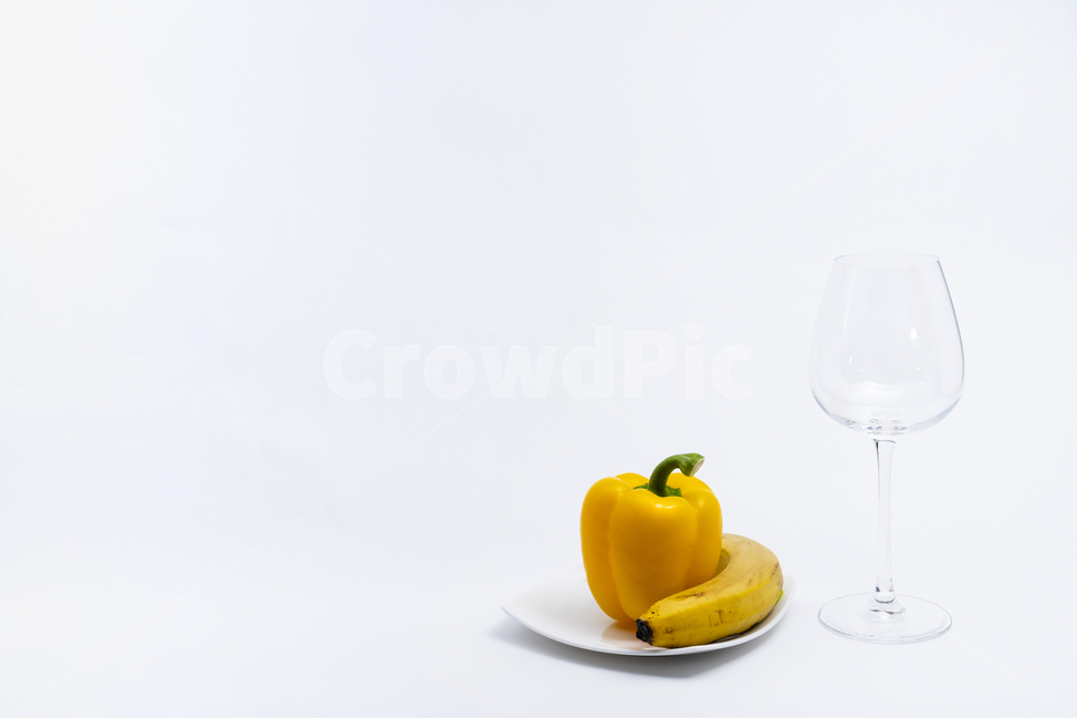 접시,그릇,도자기,와인잔,유리잔,투명한,배경,하얀색,채소,야채,식재료,다이어트,건강한,칼로리,식단,누끼,안주,알콜,주류,차가운,담백한,딱딱한,쥬스,항산화,정돈된,농사,깨끗한,수분,정물,스튜디오,접사,음식,비타민,반찬,파프리카,노란색,과일,바나나,녹색,과일,열매,fruit,사물,물건,오브젝트,thing,object,matter