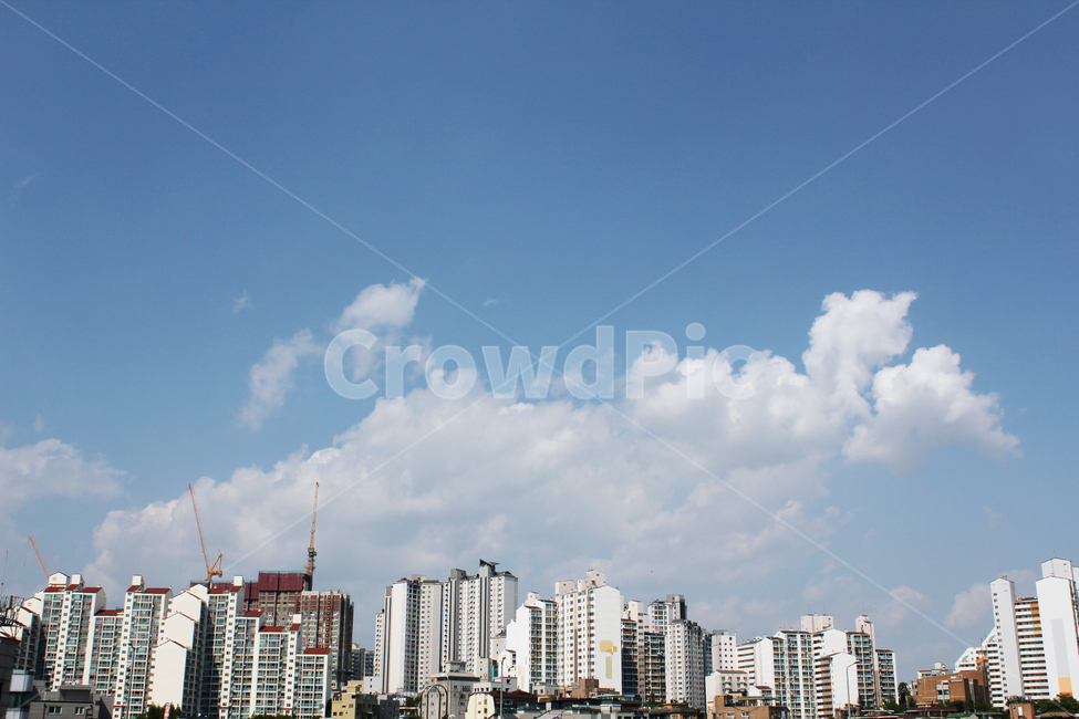 하늘,낮,스카이,파랑,블루,파란색,구름,뭉게구름,아파트,건물,건축,건설,집,하우스,고층건물,빌딩,고층,부동산,도시,도심,한국,대한민국,서울,도시,풍경,city,landscape,nature,자연,weather,날씨,outdoors,옥외,urban,어반,시티,metropolis,중심지,town,building