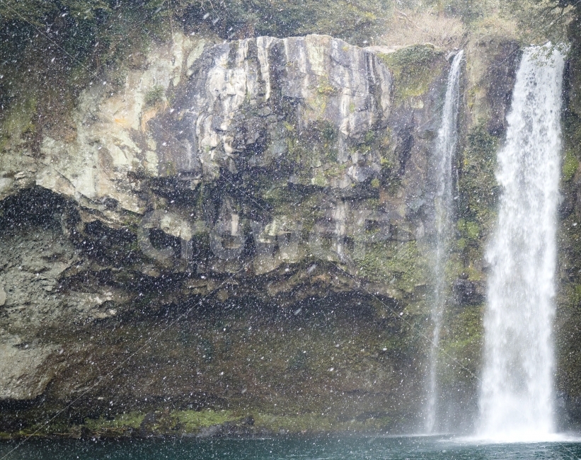 제주,천지연,천지연폭포,폭포,눈,눈내리는,jeju,waterfall,snow,nature,자연,풍경,nature,landscape,제주도,jeju,jeju island,water,물,outdoors,옥외,river,강