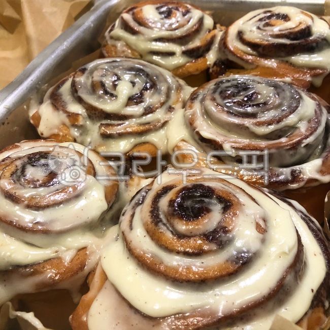 bread,dessert,bakery,cinnamon roll,sweet