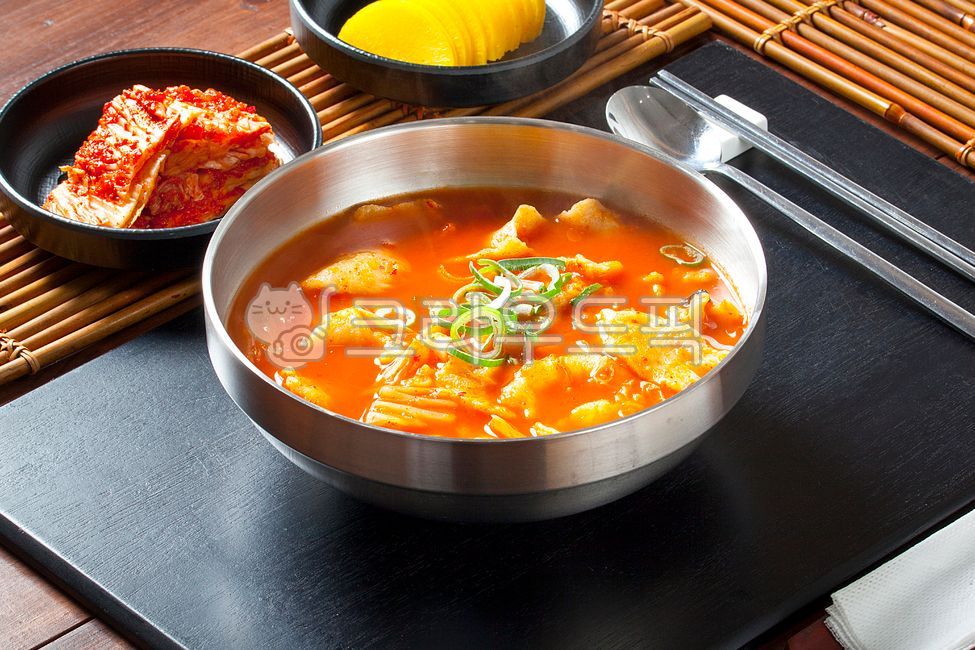 flour food,tray,lunch,soup,green onion,bowl,Spicy sujebi,Kimchi Sujebi,flour,ingredients,cooking,Korean restaurant,delicacy,Flour dishes,kimchi,Korean cuisine,restaurant,folk food,Korean,convenience food,food,Lunch,meal,sujebi,traditional food