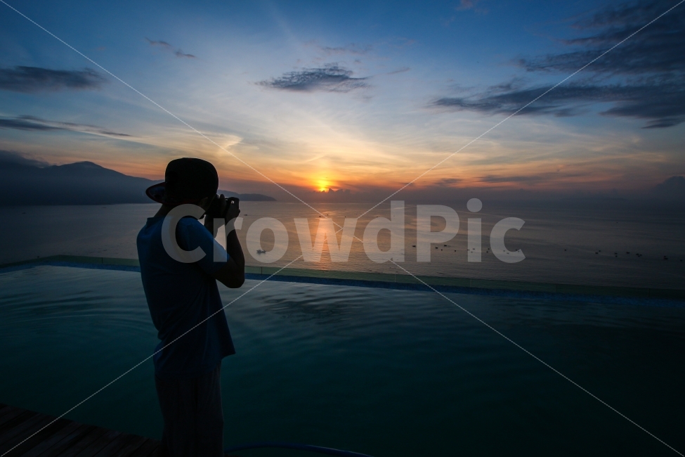 노을,낙조,바다,일몰,yellow,sunset,twilight,sun,태양,sea,ocean,coast,beach,해변,port,sunrise,일출,아침,여명,미케해변,베트남,다낭,여행,Vietnam,Danang,루프탑,실루엣,silhouette,일출사진,자연,풍경,nature,landscape,사람,인물,인간,human,person,남성,남자,man,male,인물실루엣,사람실루엣,character silhouette,human silhouette,사진작가,포토그래퍼,photographer,사진 작가