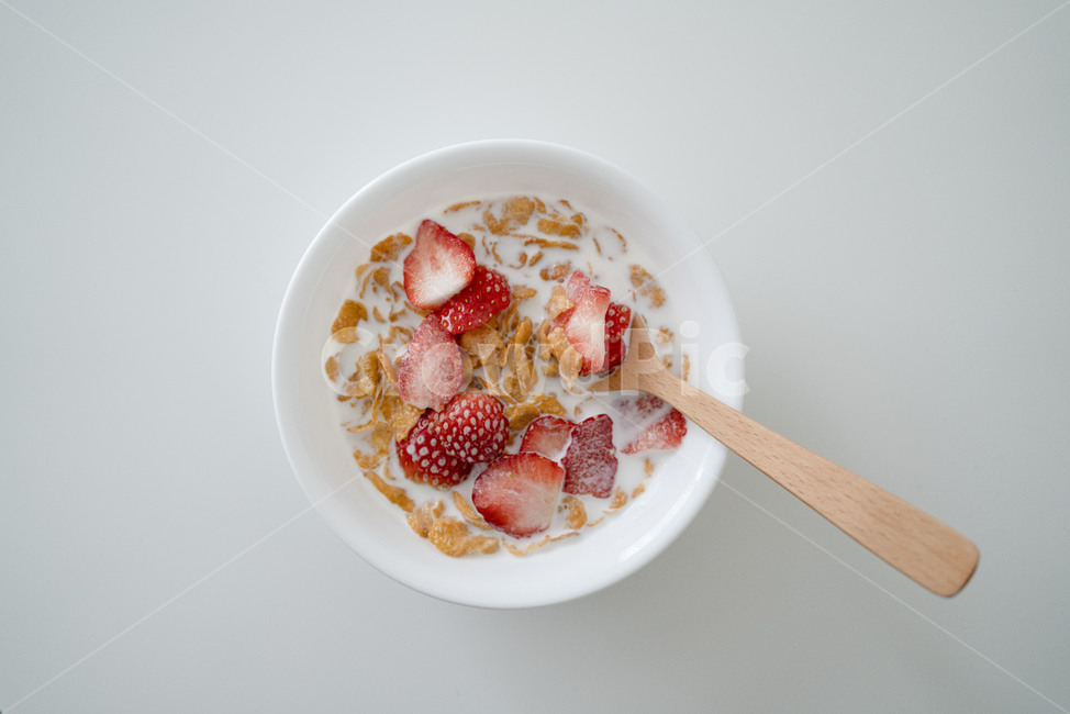 시리얼,식사,딸기,수저,나무,우유,아침,간편식,과일,cereal,fruit,우드,곡물,milk,meal,breakfast,spoon,숟가락,음식,식재료,요리,food,cook,meal,dishes,food reserves,아침식사,조식,브런치,breakfast,brunch