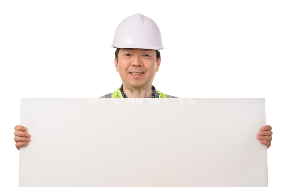 비즈니스맨,남자,직장인,사회인,회사원,1명,1인,한국인,중국인,일본인,아시아인,중년,중장년,비즈니스,사업가,사업,하얀배경,40대,50대,카피스페이스,여백,메세지,메시지,보드,패널,빈칸,공란,빈,광고판,미소,화이트보드,메세지보드,광고,정보,알림,교육,카피스페이스,건설,건축,노동자,안전모,안전모자,현장근로자,근로자,일용직,안전,산업안전,산업재해,예방,인테리어,사람,인물,인간,human,person,산업,industry,industrial,비즈니스,사업,business,service,work,연출,컨셉,콘셉,direction,concept