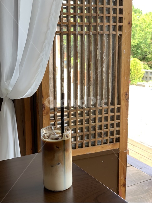 카페라떼,라떼,카페,카페인테리어,문창살,창살,아이스,음료,여름음료,커피,나무문,커피,카페,coffee,cafe