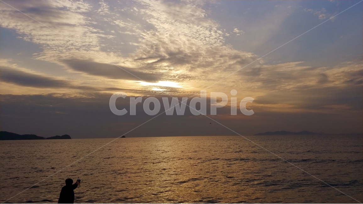 노을,산,자연,풍경,배경,구름,바다,물,사람,sunset,cloud,sky,water,people,sea,mountain,nature,scenery,background,자연,풍경,nature,landscape,사람,인물,인간,human,person,인물실루엣,사람실루엣,character silhouette,human silhouette,여행,휴가,traveling,vacation,trip,light,빛,flare,플레어,sunlight,햇빛,outdoors,옥외,하늘