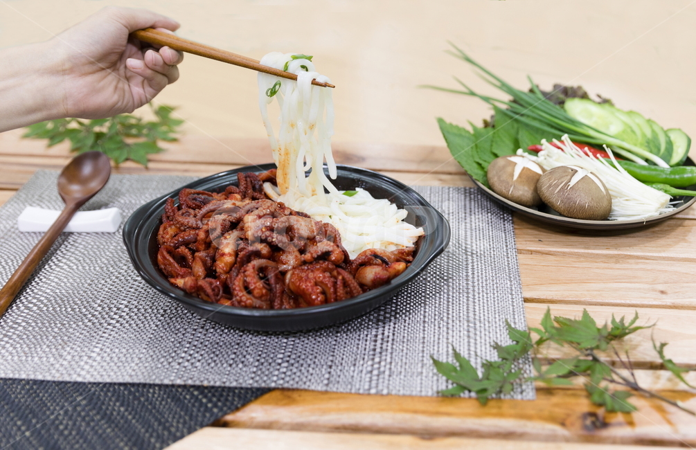 주꾸미,요리,다이어트,매운음식,식기류,건강식,조리법,그릇,테이블,식사,맛있다,먹다,별미,낙지,문어,맵다,짜다,준비,숟가락,식탁,붉다,해산물,바다요리,재료,배고프다,무침,볶음,식당,밥,볶다,젓가락,매콤하다,양념,우동,사리,사람,인물,인간,human,person,신체일부,몸,body,음식,식재료,요리,food,cook,meal,dishes,food reserves,면류,면요리,noodles,한식,한국음식,한국요리,korean food,korean dishes,korean meal,korean cook