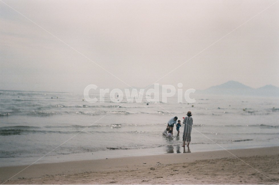 바다,family,휴가,한적한,beach,vacation,감성,감정,여름,가족,summer,season,모래사장,감성사진,필름사진,sea,따뜻한,인물,자연,사람,바닷가,feeling,human,emotional,emotion,자연,풍경,nature,landscape,해변,바다,beach,sea,사람들,대중,군중,other people,crowd,가족,패밀리,family,여행,휴가,traveling,vacation,trip,outdoors,옥외
