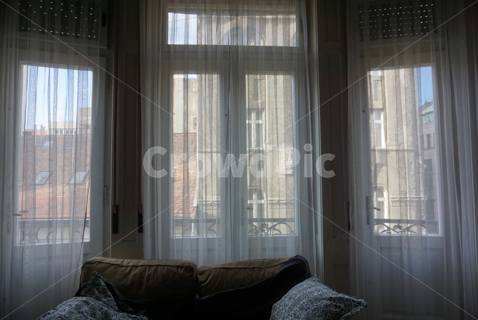 homedecor,가정장식,couch,가구,furniture,소파,커튼,아늑함,거실,햇살,인테리어,실내디자인,interior design