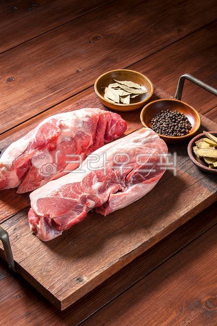 pork,돼지고기,고기,음식,food,돼지,목살,생목살,생고기,목살구이,돼지목살구이,구이,보쌈고기,돼지목살,삼겹살,생삼겹살,수육고기,돼지수육,수육,정육,정육식당,정육점,앞다리살,돼지앞다리살,근고기,돼지근고기,흑돼지,흑돼지구이,식사,흑돼지목살,흑돼지삼겹살,요리,보쌈,보쌈수육,후추,통후추,감초,월계수,월계수잎,포크,나무트레이,원목트레이,대나무받침,나무접시,접시,트레이,음식,식재료,요리,food,cook,meal,dishes,food reserves,육류,고기,meat