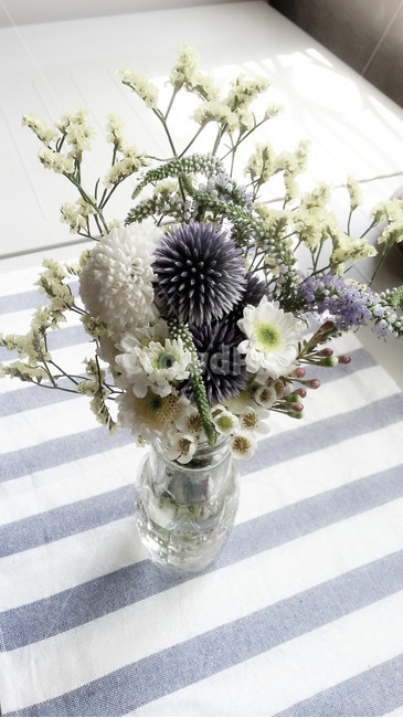 꽃,식물,테이블,스트라이프,화병,유리병,장식,꽃다발,조화로운,아름다운,flowers,plants,table,stripe,테이블보,줄무늬,beautiful