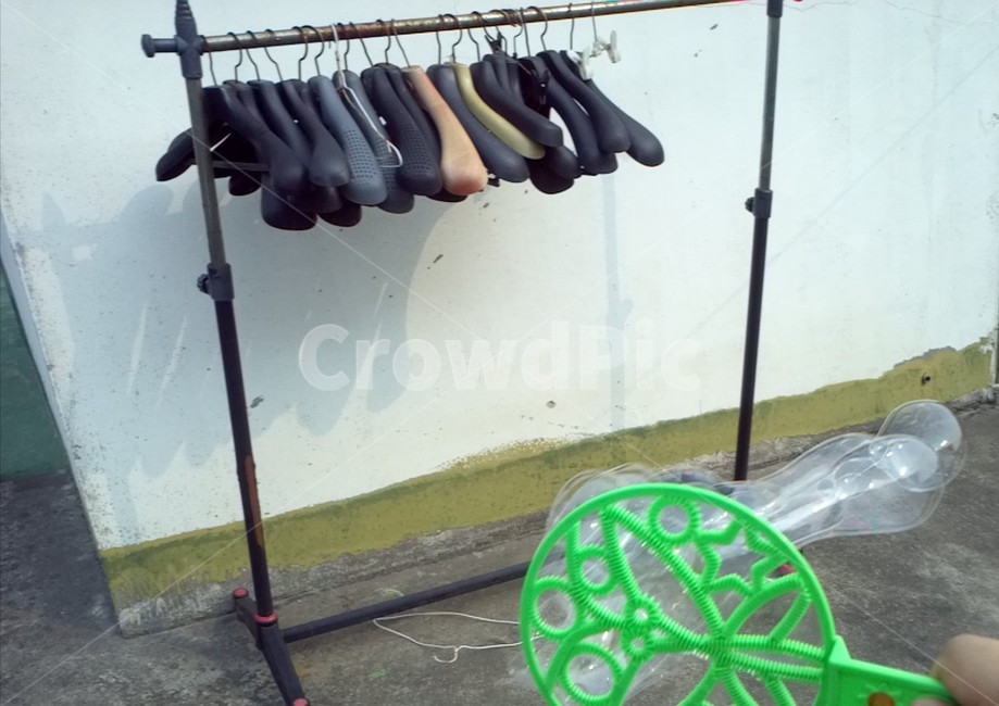 옥상,비누방울,옷걸이,헹거,담,바닥,행거,hanger,rooftop,bubble,blowbubbles,wall,ground,area,place,사물,물건,오브젝트,thing,object,matter