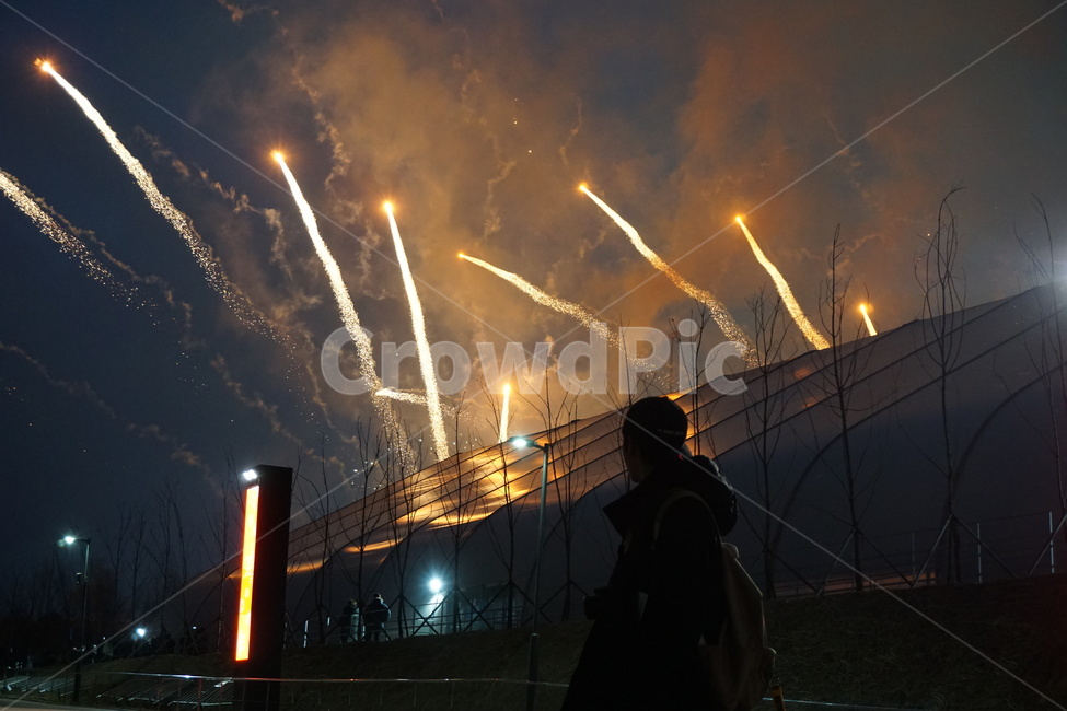 불꽃축제,불꽃놀이,불꽃놀이배경,한남자,뒷모습,야간,한사람,야경,밤,풍경,nightscape,night,landscape,축제,행사,festival,carnival,event,light,빛,flare,플레어
