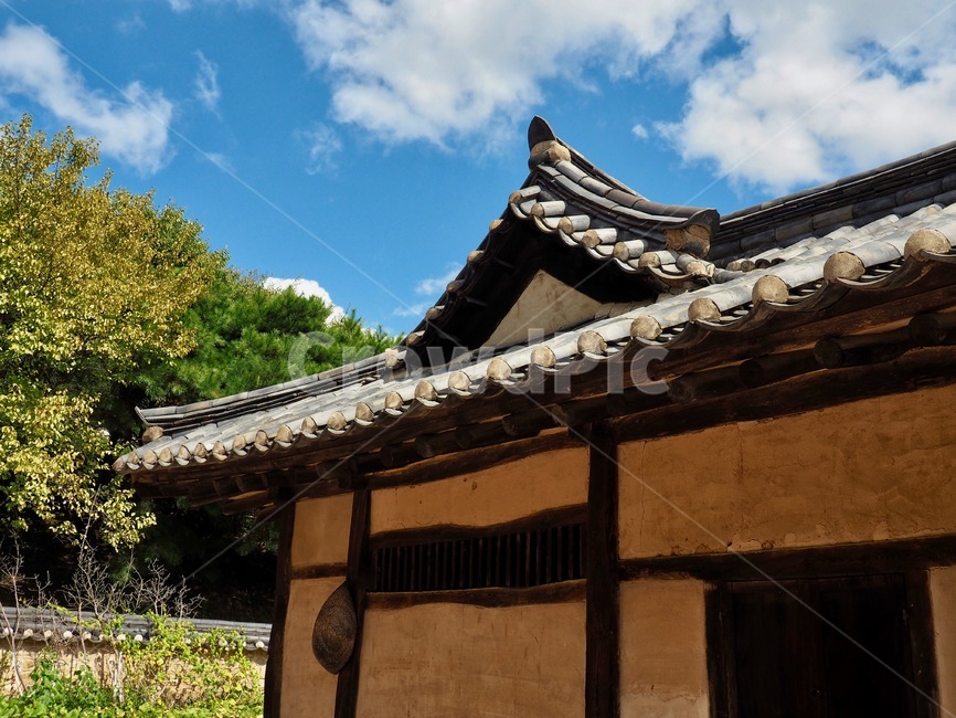 한옥,한국,대한민국,한국전통집,전통,기와,기와집,지붕,기와지붕,하늘,구름,맑은,맑은하늘,민속촌,주거건물,아시아,한국문화,한국전통,한국문화,korean traditional,korean culture,건축물,건물외관,exterior,building,structure,architecture,construction