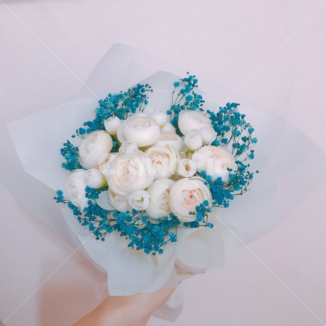 조화,장미,하늘색꽃,꽃다발,미니꽃다발,백장미,흰장미,꽃,flower,기념일,축하,anniversary,congratulation,celebrate,celebration