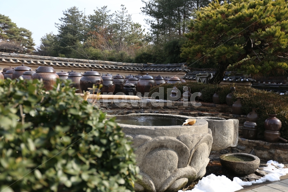 약수,항아리,풍경,자연,장독,겨울,계절,winter,season,한국전통,한국문화,korean traditional,korean culture,사물,물건,오브젝트,thing,object,matter