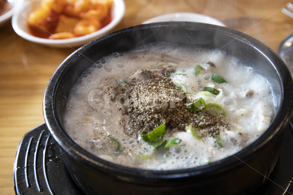 순대국,뚝배기,받침,국물,건더기,파,돼지고기,깍두기,반찬,식당,양념,들깨가루,뜨거운,맛있는,한국전통음식,전통음식,질그릇,순대,생활,사발,요리,음식,식사,음식,식재료,요리,food,cook,meal,dishes,food reserves