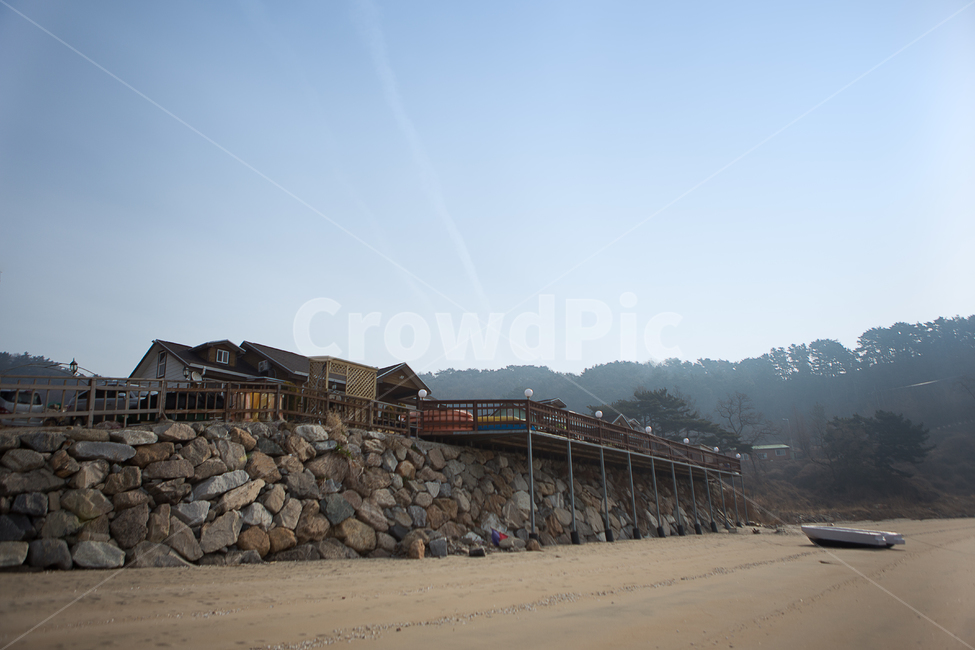 건축,펜션,전원주택,바다,섬,해변,해안,해변가,배,보트,밀물,썰물,집,주택,바닷가,모래밭,모래사장,해수욕장,백사장,어촌,어촌마을,섬마을,푸른하늘,서해안,풍경,건물,담,담벼락,돌,바위,산,담장,돌담장,건축물,건물외관,exterior,building,structure,architecture,construction