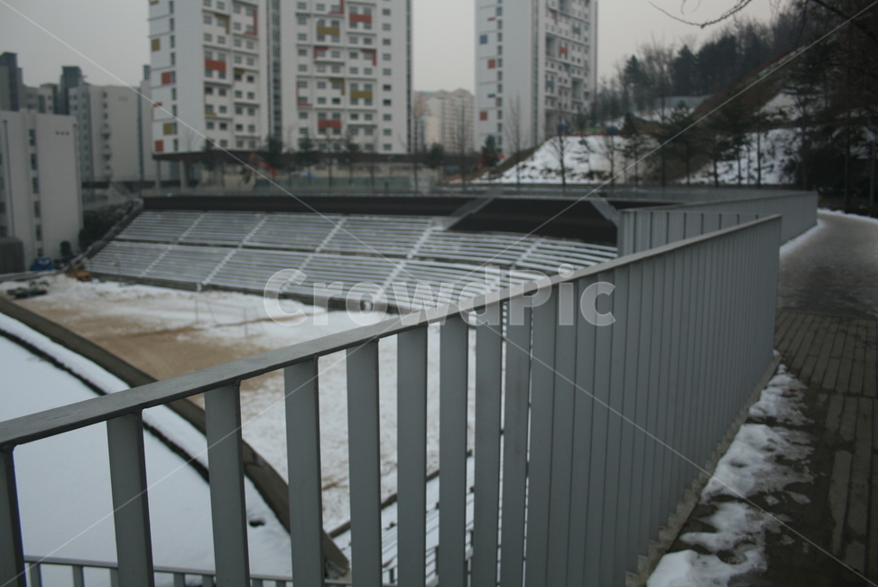 난간,운동장,눈,겨울,빌딩,겨울,계절,winter,season,도시,풍경,city,landscape,banister,handrail,railing