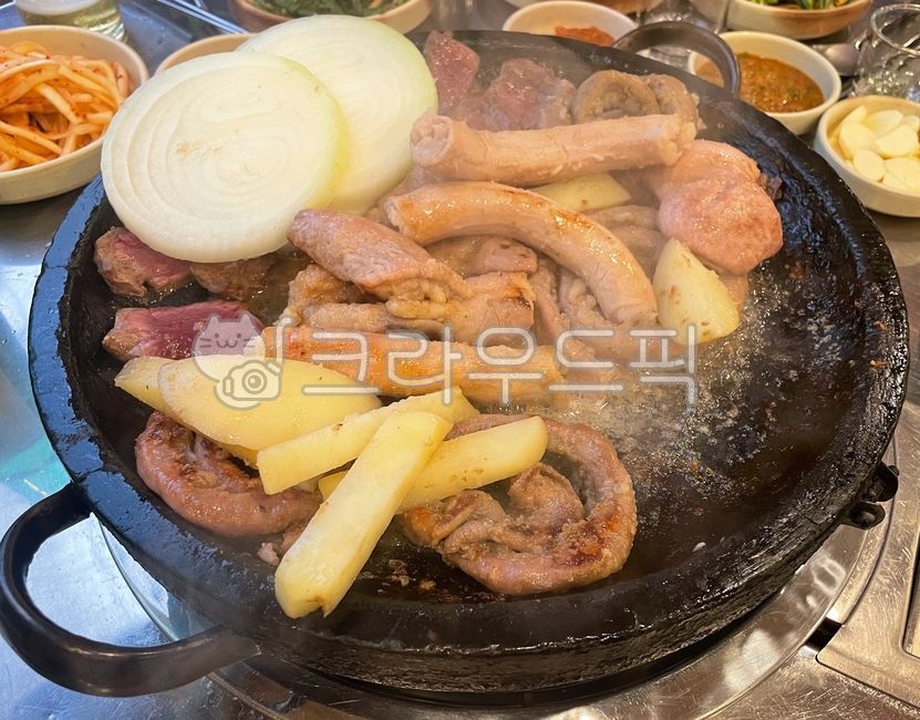 곱창,소곱창,막창,대창,소양구이,소모듬,소고기,소,고기,곱창구이,소곱창구이,대창구이,막창구이,돌판구이,구이,돌판,육류,음식,요리,식사,식재료,먹방,안주,술안주,양파,감자,염통,감자구이,모듬,염통구이,양파구이,food,dish,cook,meal,meat