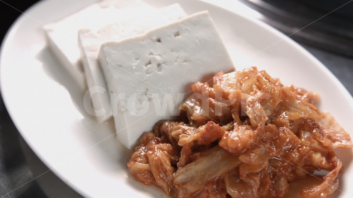 두부김치,두부,김치,김치뽁음,조합,궁합,음식,안주,요리,맛있는,매콤한,흰색,붉은색,순한맛,매운맛,단백질,단품요리,식욕,고단백,저칼로리,식품,콩,아미노산,리신,음식,식재료,요리,food,cook,meal,dishes,food reserves,한식,한국음식,한국요리,korean food,korean dishes,korean meal,korean cook