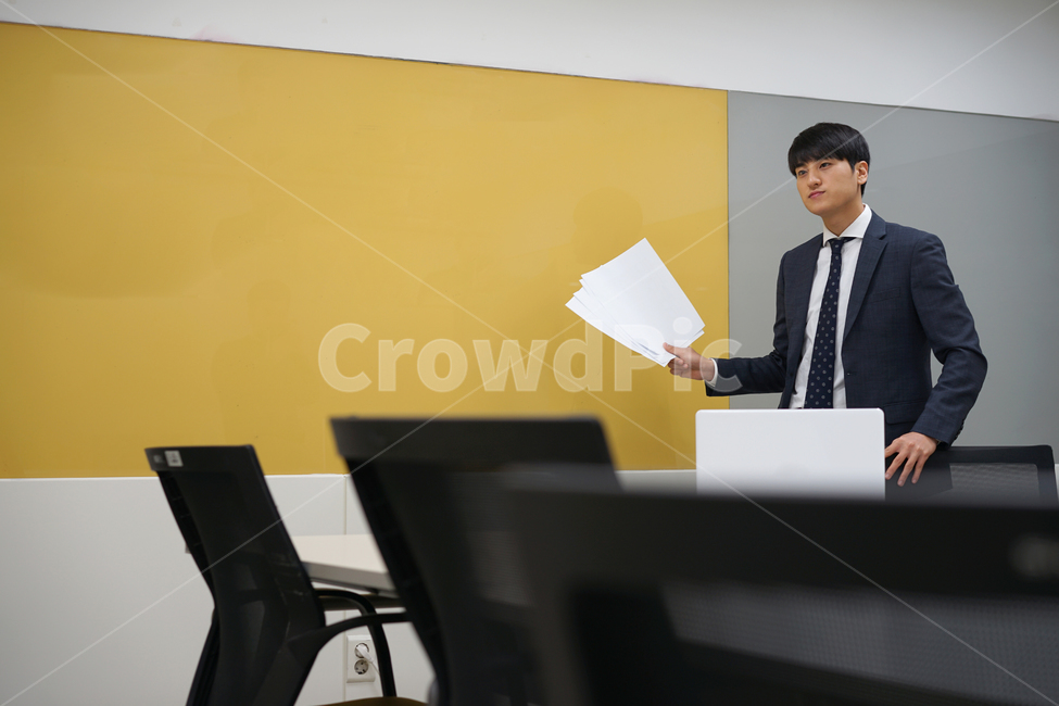 회의,발표,남성,남자,사업가,비즈니스,업무,서류,양복,정장,사무실,회의실,사람,인물,인간,human,person,남성,남자,man,male,산업,industry,industrial,비즈니스,사업,business,service,work
