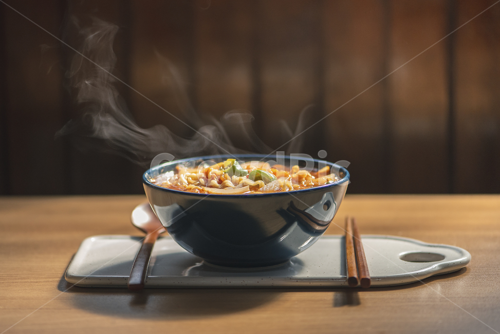 라면,뜨거운,토마토라면,매운음식,라면요리,나무테이블,흰색도마,수저,젓가락,숟가락,매운,매콤한,ramen,tomatoramen,토마토라면,면요리,간편식,인스턴트,한국라면,음식,식재료,요리,food,cook,meal,dishes,food reserves,면류,면요리,noodles,한식,한국음식,한국요리,korean food,korean dishes,korean meal,korean cook