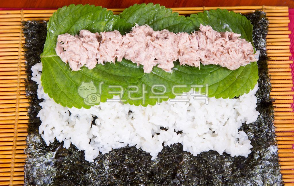 wrapping kimbap,tuna,outing,Korean cuisine,snack,seaweed,tuna kimbap,picnic,vegetable kimbap,meal,Kimbap,Korean food,snack food,perilla leaf,convenient meal,delivery food,hand