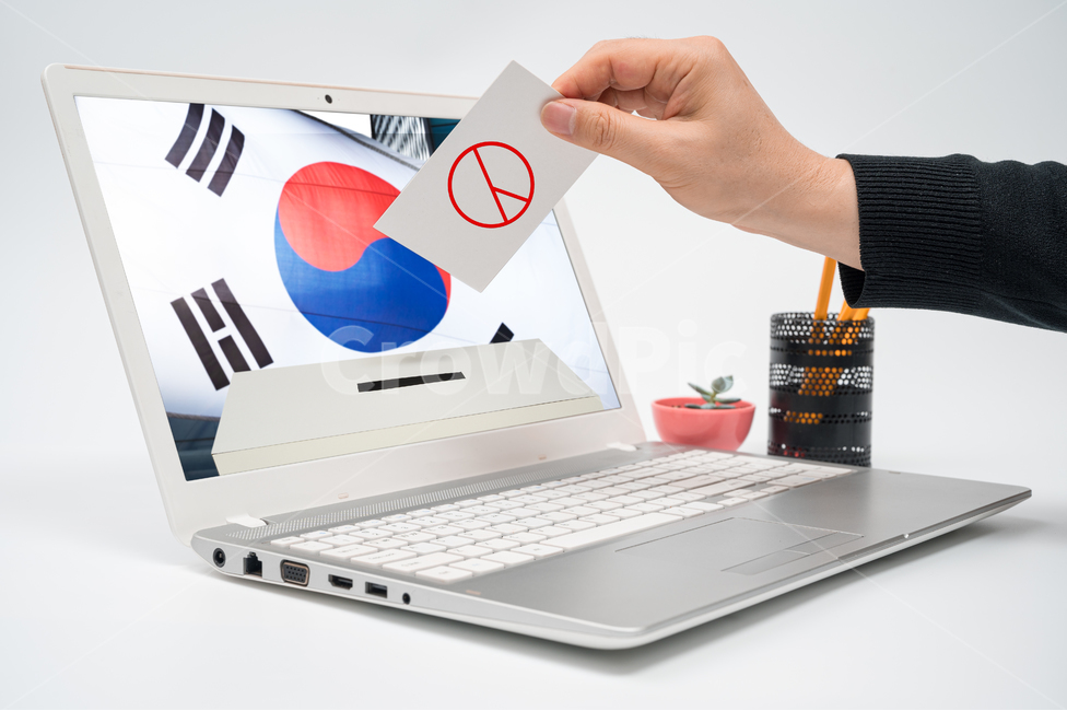 선거,투표,표,유권자,주권,권리,의무,기본권,선출,득표,표결,다수결,투표용지,정치,정당,민주주의,투표함,선택,국민투표,지방선거,결정,국회의원선거,대통령선거,국민,총선,대선,종이,의사결정,여론,넣기,카피스페이스,개념,온라인,인터넷,노트북,원격,통신,전자투표,컴퓨터,컨셉,디지털,커뮤니케이션,한국,대한민국,태극기,깃발,애국,애국심,충성,선거이미지공모전,연출,컨셉,콘셉,direction,concept