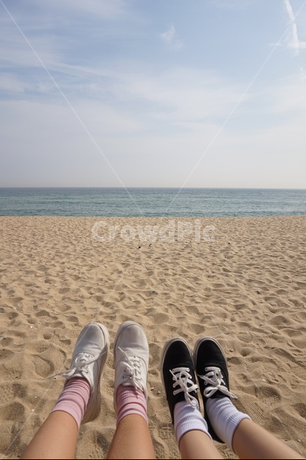 발,신발,바다,흰색운동화,검은색운동화,다리,해변,바다,beach,sea,사람,인물,인간,human,person,신체일부,몸,body,친구,우정,friendship,companion,여행,휴가,traveling,vacation,trip