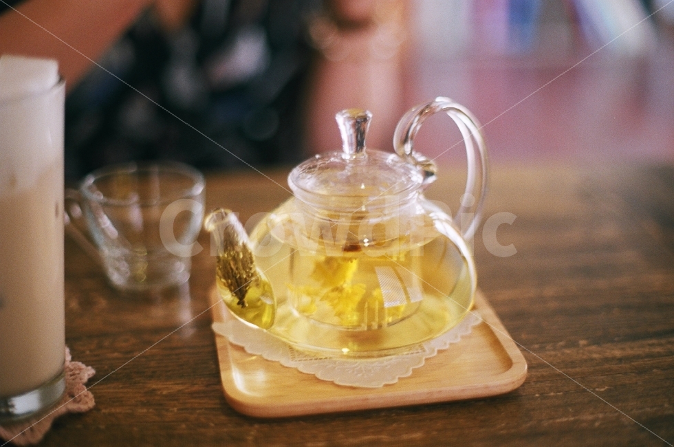 국화차,전통차,한옥,전통,한국,유리,주전자,차,카페,여유,노란색,꽃,음료수,drink,beverage,감성,sensible,feeling