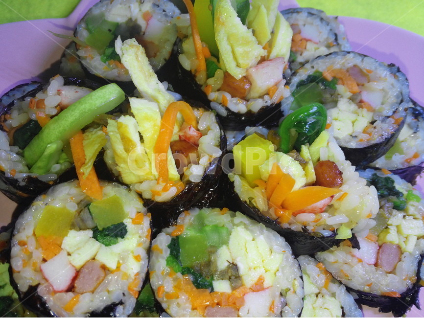 김밥,단무지,달걀,노란색,당근,오이,우엉,김,식사,소풍,시금치,소세지,게맛살,쌀,간식,음식,식재료,요리,food,cook,meal,dishes,food reserves,한식,한국음식,한국요리,korean food,korean dishes,korean meal,korean cook,디저트,간식,후식,dessert,snack