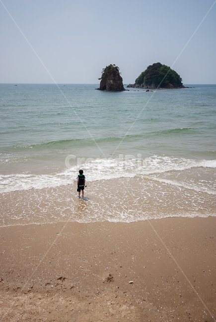 nature,자연,outdoors,옥외,land,땅,ocean,대양,sea,water,물,shoreline,해안선,human,인간,person,coast,연안,사람,홀로,해변,바다,바닷가,태안,할매,할배,할매바위,할배바위,할미바위,island,rock,해변,바다,beach,sea