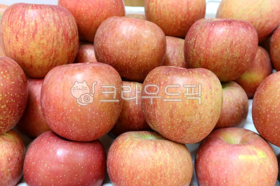 fruitmarket,fruit,displaycase,berries,apple,fall,fruit market,ingredients,season,cooking,persimmonapple,harvest,cuisine,display stand,eating,food,market,adisplaycase,plant,fresh,adverb,persimmon apple