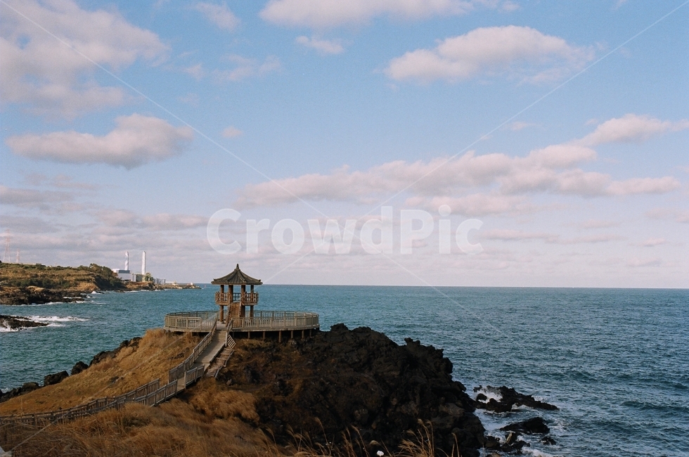 제주도,바닷가,구름,하늘,필름,자연,풍경,nature,landscape,한국자연풍경,한국자연경관,korea nature landscape,building,건물,architecture,건축물,tower,탑,shoreline,해안선,water,물,land,땅,outdoors,옥외,ocean,대양,sea,바다,promontory,곶