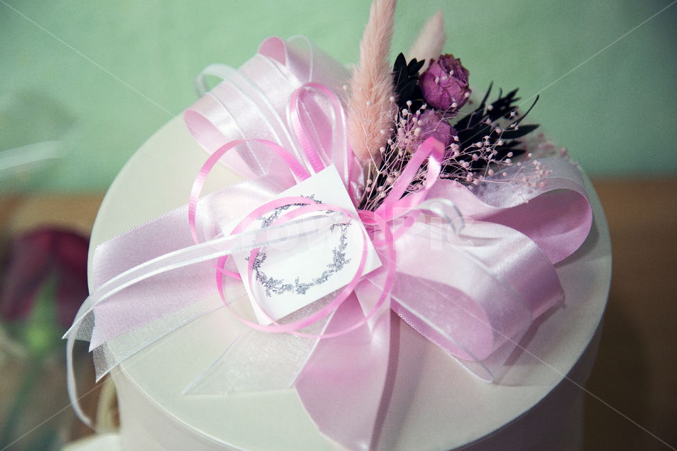 리본클로즈업,원형박스,엽서,말린장미꽃,안개꽃,기념일,축하,anniversary,congratulation,celebrate,celebration