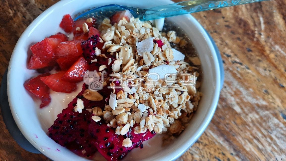 yogurt,yogurt ball,fruit,Spoon,diet,cooking,Yogurt topping,food