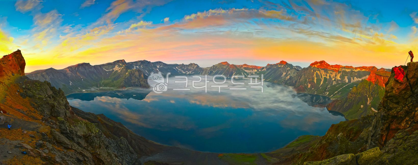 Spa,Baekdu Mountain Heaven and Earth,North Korea,cloud,spring,caldera,healing,superb view,mountain,Changbai Mountain,dormant volcano,sight,season,Remaining snow,secret place,sky,reflection,spa,mountain range,Attractions,water,panorama,light,limewater,dawn