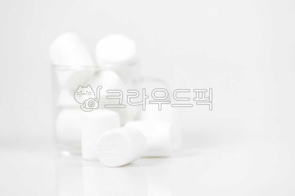 유리컵,담겨있는,말랑한,마시멜로,흰색,배경,달콤한,말랑말랑,말캉한,원형,유리,컵,cup