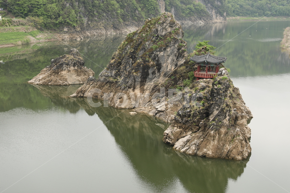 도담삼봉,정자,섬,충주호,단양,반영,물,자연풍경,자연,풍경,nature,landscape,한국자연풍경,한국자연경관,korea nature landscape,promontory,곶,outdoors,옥외,water,land,땅,slope,경사,cliff,낭떠러지,shoreline,해안선