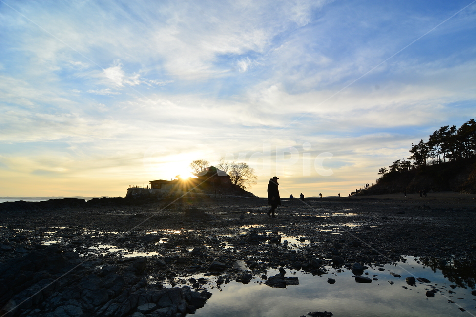 간월암,간월도,자연,풍경,nature,landscape,한국자연풍경,한국자연경관,koreanaturelandscape,랜드마크,landmark,tourist,한국랜드마크,한국관광지,한국명소,korealandmark,koreatourist,attraction,문화유산,일몰,일몰명소,선셋,sunset,자연,풍경,nature,landscape,사람,인물,인간,human,person,flare,플레어,light,빛