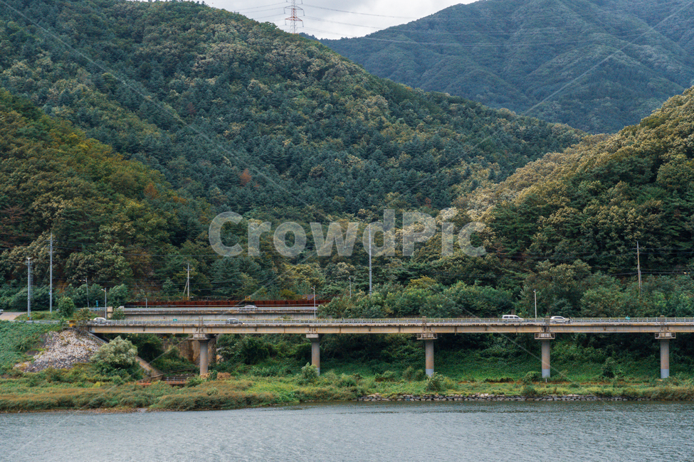 가평,북한강,운두산,강변,산과강,금수강산,산경,자연,풍경,들판,나무,산,구름,흐림,물결,자연경관,산맥,청평,대성리,물줄기,산촌,야외,옥외,식물,강,하천,발코니,흐름,교통,차량,다리,고가도로,길,도로,한국자연풍경,한국자연경관,korea nature landscape